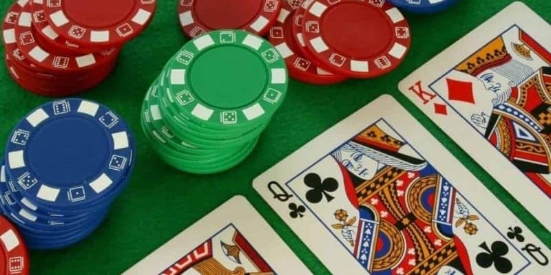 Người chơi poker 3 lá cần phải trải qua nhiều bước mới phân biệt được thắng thua